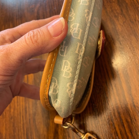 Dooney & Bourke signature wristlet soft green - Picture 4 of 10